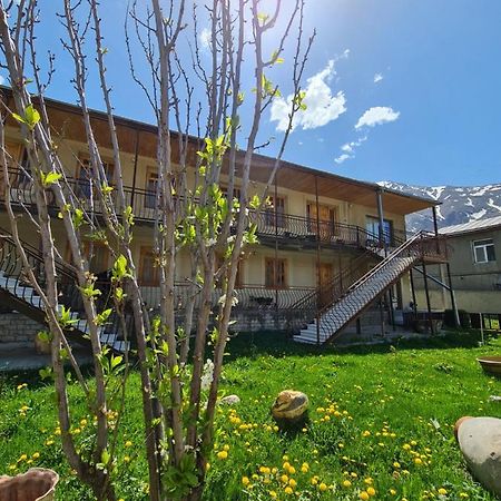 Hotel Sunny Mountain House Kazbegi Esterno foto